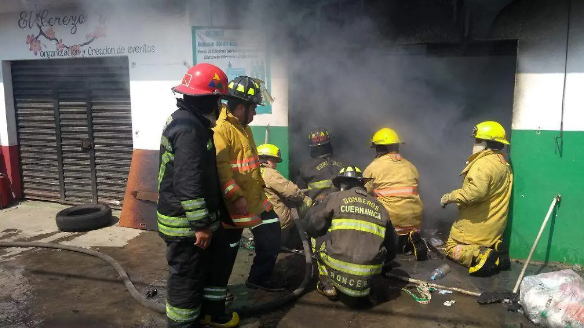 Incendio negocio de tanques de oxigeno en Ocotepec